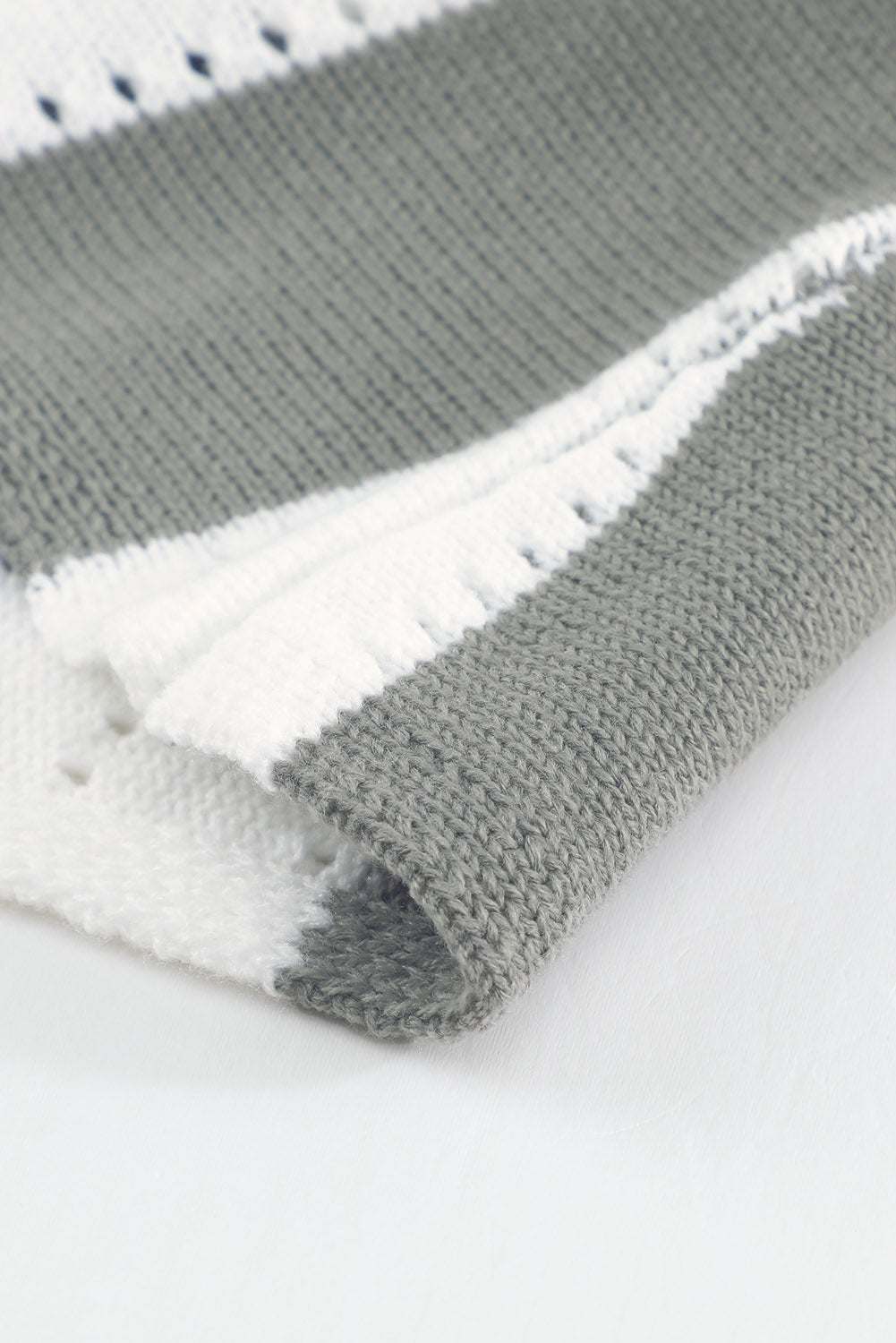 Grauer gestreifter colorblock v-ausschnitt strickpullover