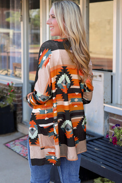 Orangefarbene strickjacke mit aztekischem stammesmuster