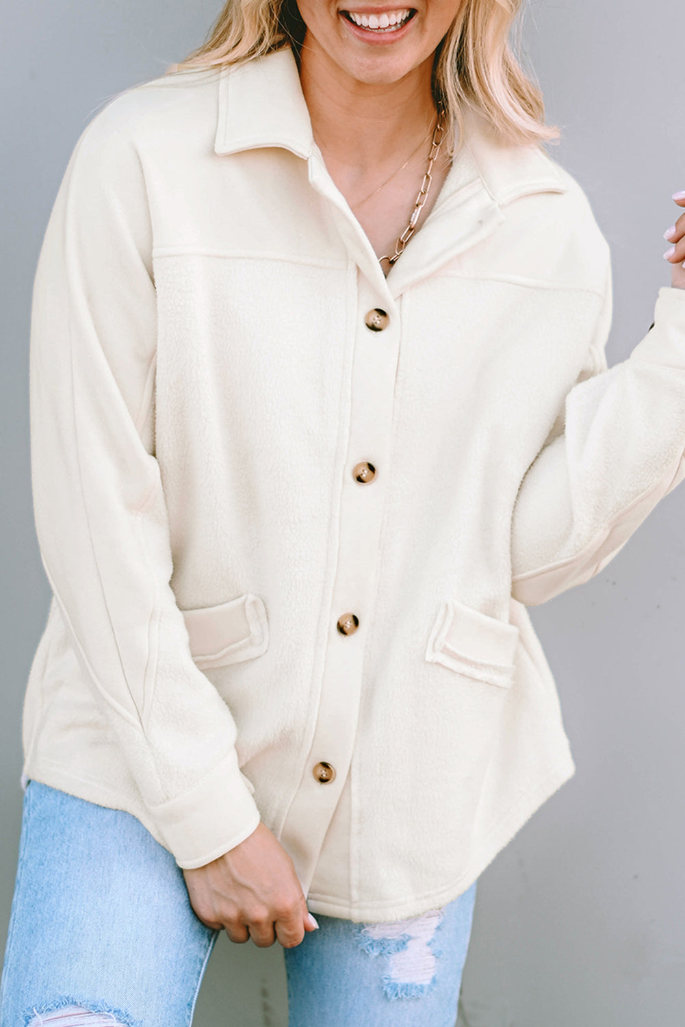 Beige knopfleiste mit nähten tasche rohsaum jacke