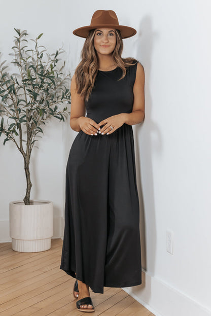 Schwarzer jumpsuit mit weitem bein und offenem rücken
