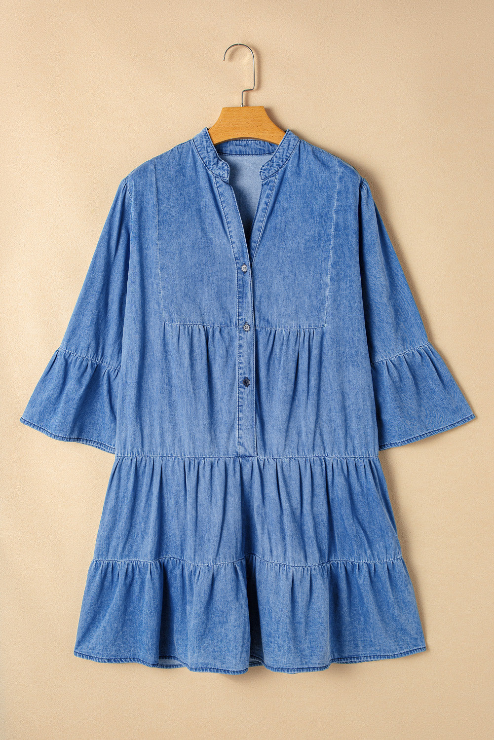 Himmelblaues Chambray-Kleid mit gerafften 3/4-Ärmeln und geschlitztem V-Ausschnitt