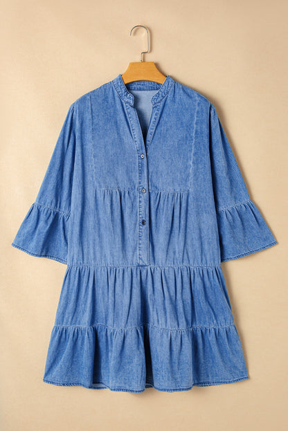 Himmelblaues Chambray-Kleid mit gerafften 3/4-Ärmeln und geschlitztem V-Ausschnitt