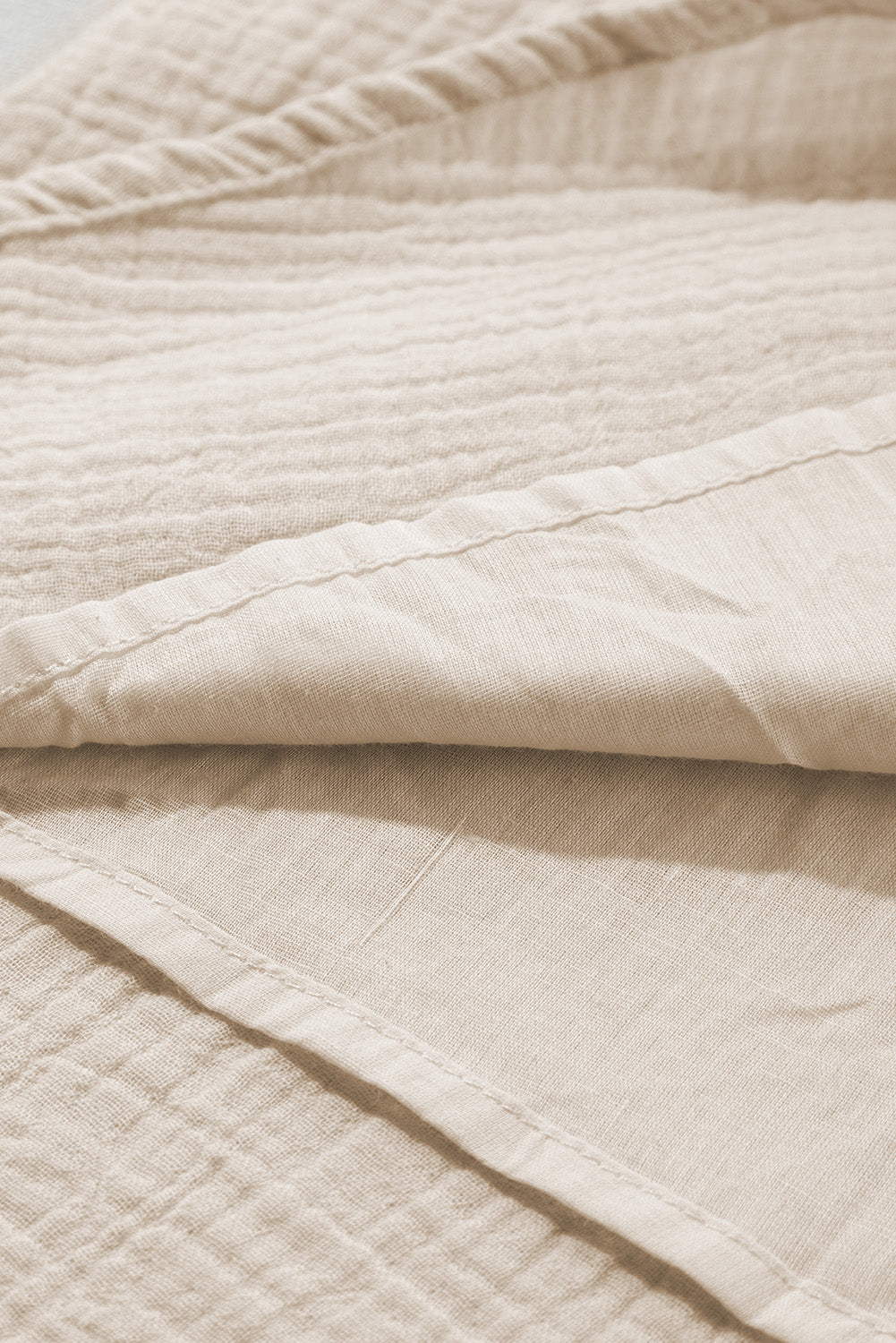 Beigefarbenes Minikleid mit Puffärmel und Crinkle-Spitzenbesatz