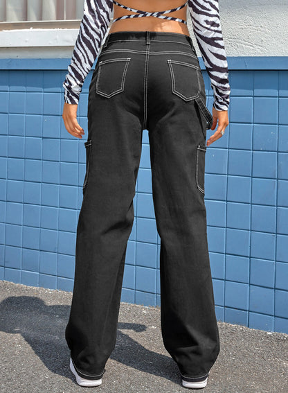 Schwarze cargo-hose mit hoher taille und geradem bein und taschen