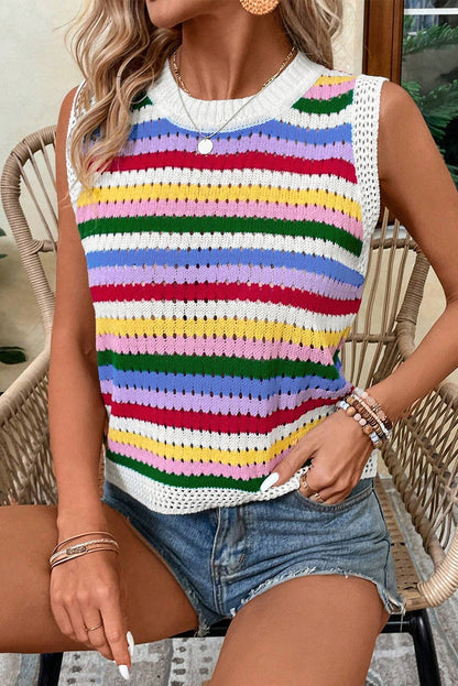 Mehrfarbig gestreifte strickweste mit ösen für schlanken pullover