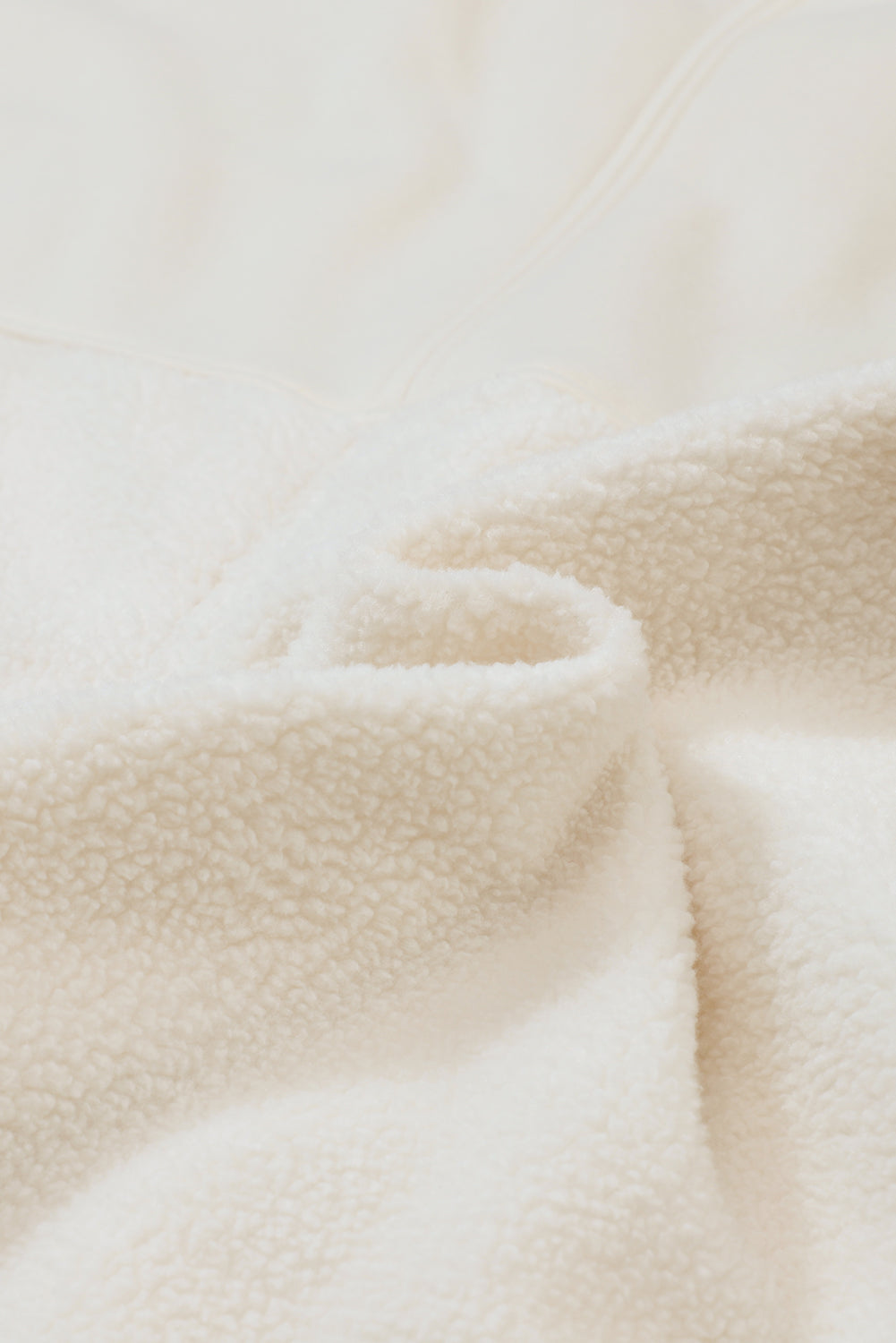 Beige knopfleiste mit nähten tasche rohsaum jacke