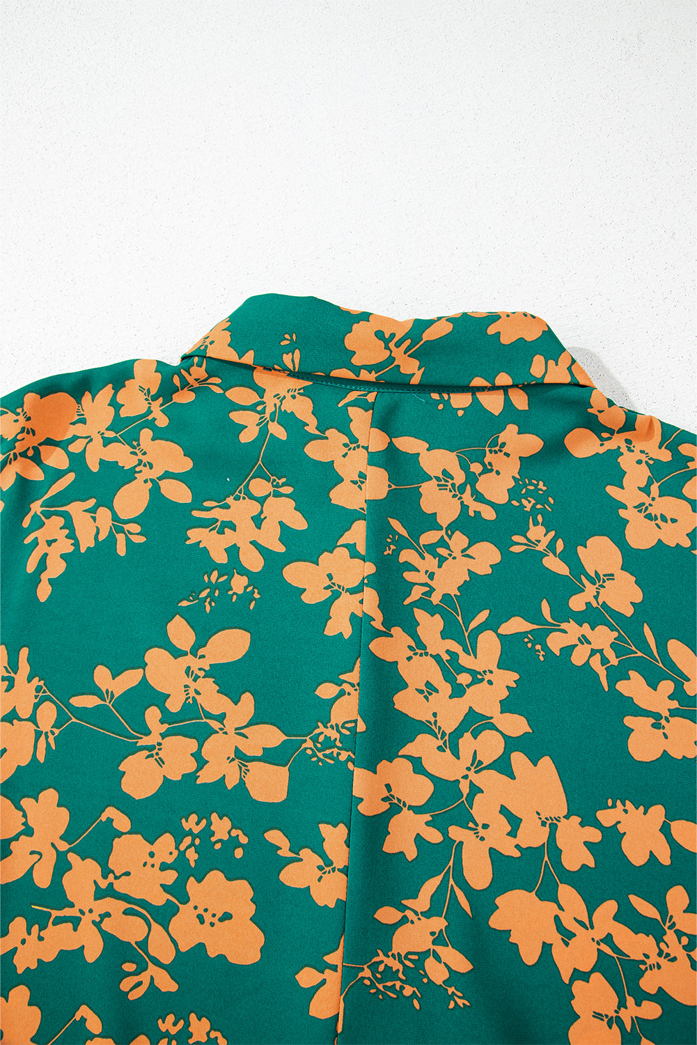 Grüner blumendruck kordelzug tunika kurzes kleid