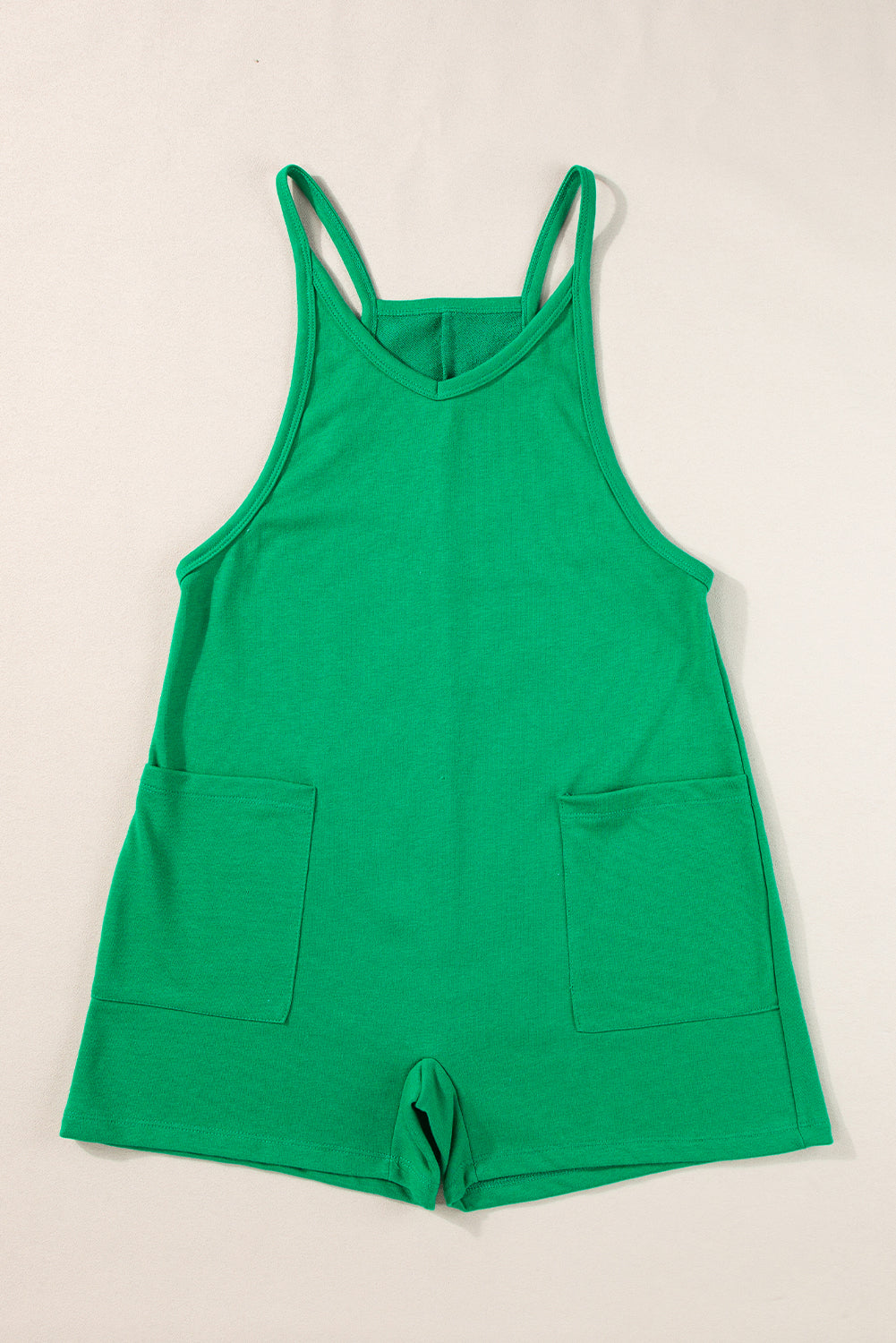 Hellgrüner ärmelloser jersey-strampler mit v-ausschnitt und taschen