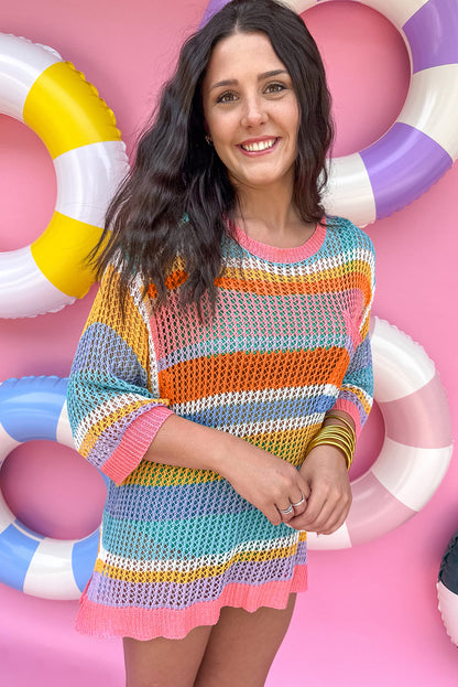 Rosa gestreifter colorblock pullover mit 3/4-ärmeln aus gehäkeltem material