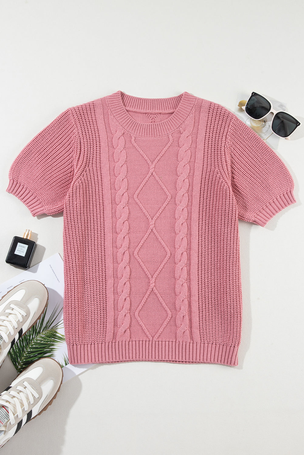 Rosa kabelstrickpullover mit gemischter struktur und kurzen ärmeln