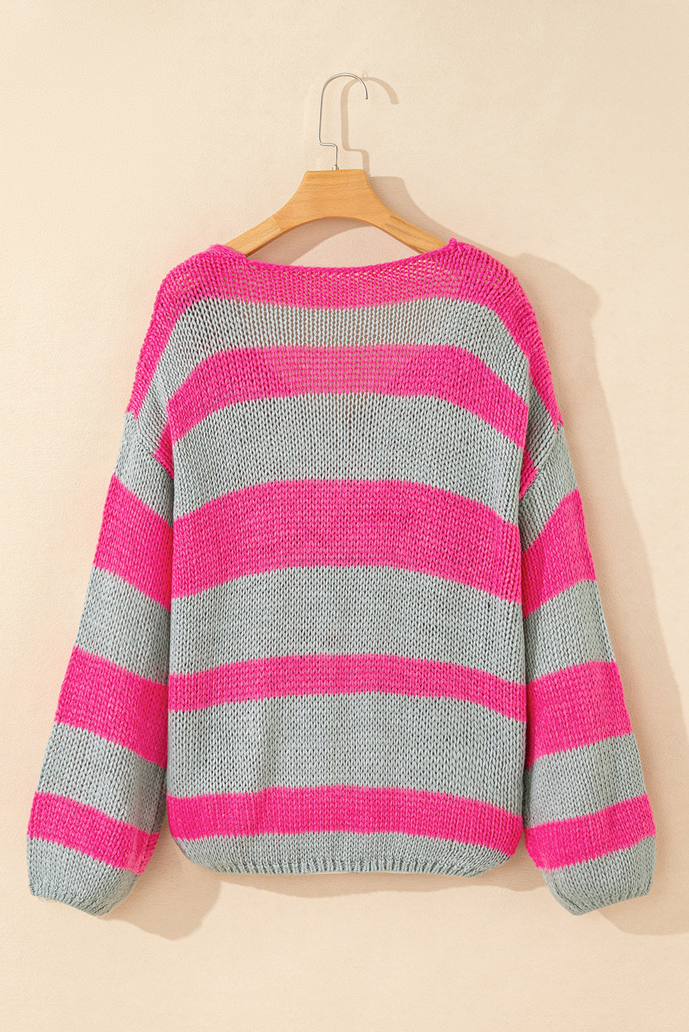 Rosa gestreifter colorblock-strickpullover mit v-ausschnitt und lockerer passform