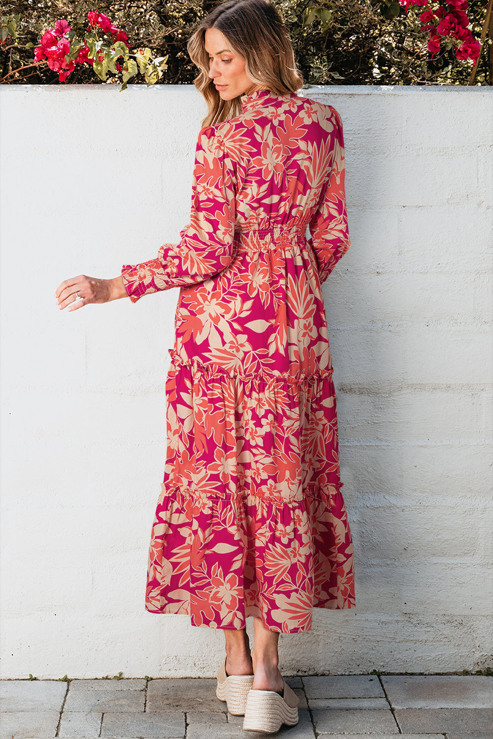 Geknöpftes maxikleid mit rosa blumenmuster und hoher taille