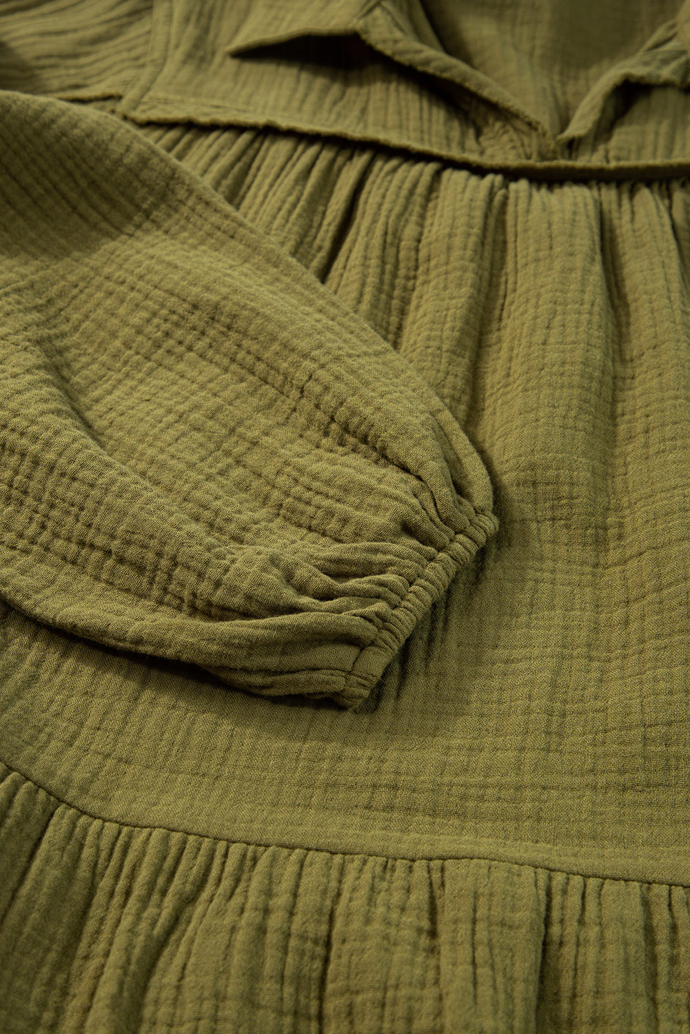 Grünes ausgefranstes kleid mit ausgestelltem puffärmel und schlitzausschnitt