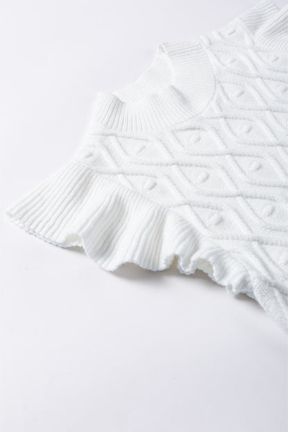 Weiße strickweste mit strukturiertem rüschenausschnitt