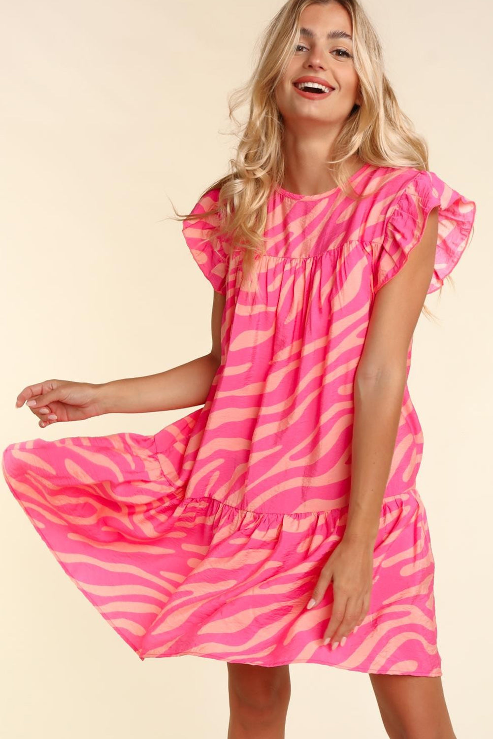 Rosa zebrastreifen bedrucktes kleid mit rüschenbesatz und taschen