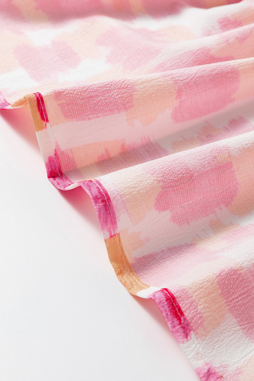 Rosa abstrakter druck gerüschter ausschnitt ärmelloses minikleid