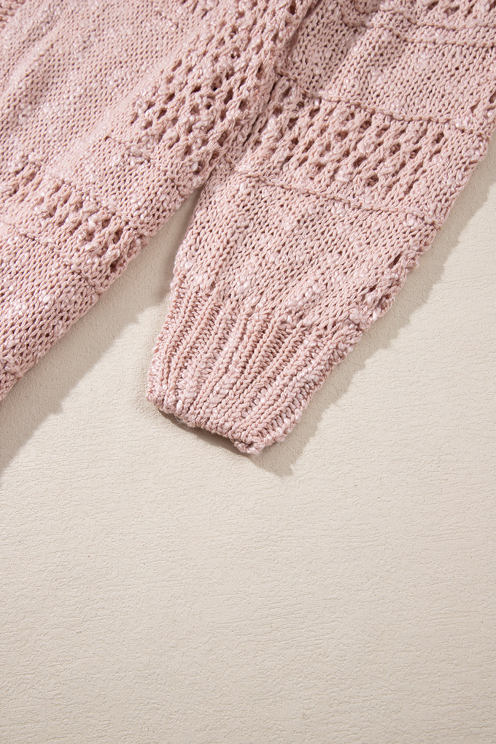 Rosa lässige strickjacke mit dolman-ärmeln und lochmuster
