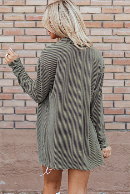 Moosgrüner strickcardigan mit offener vorderseite