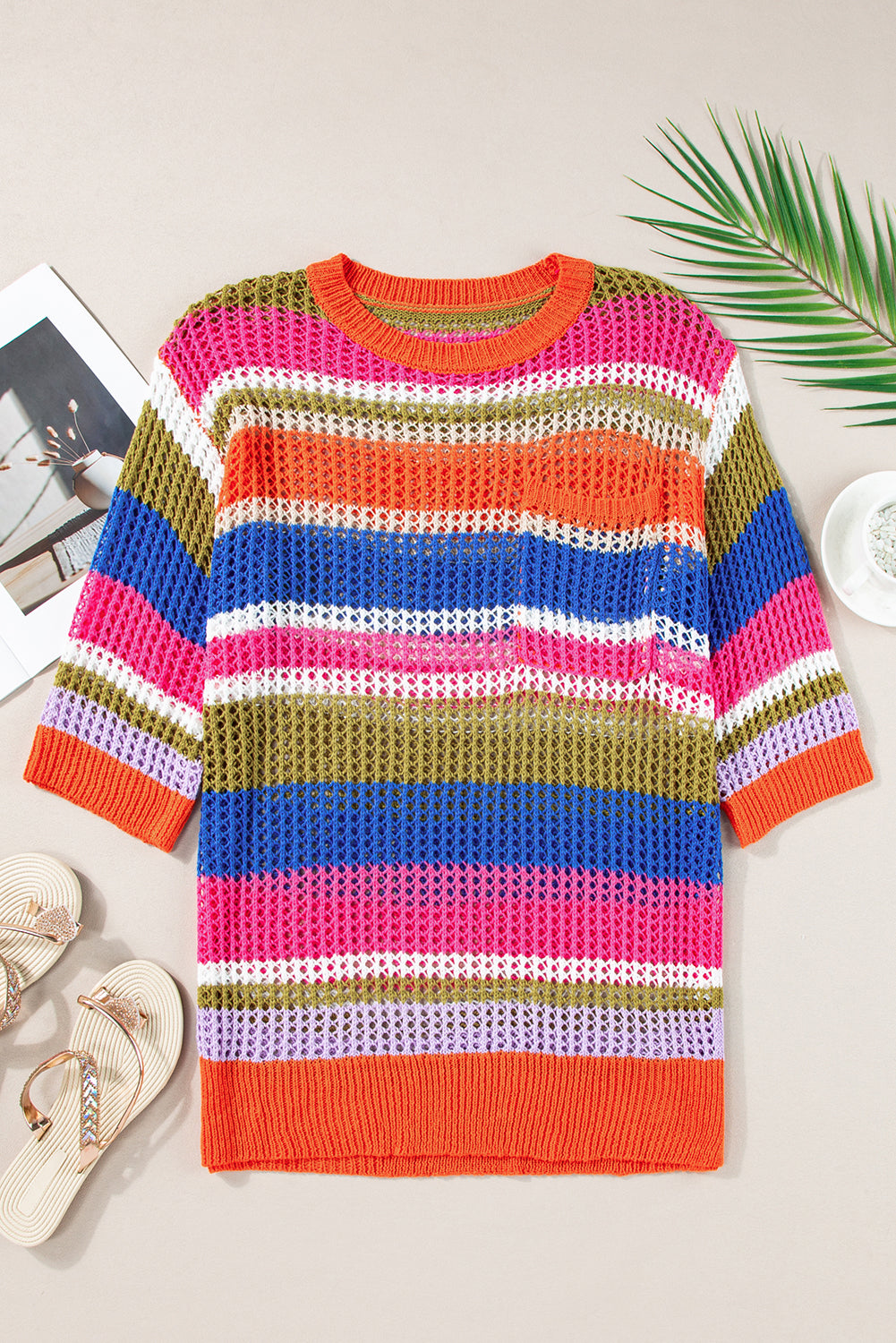 Orange gestreifter colorblock pullover mit 3/4-ärmeln aus gehäkeltem material