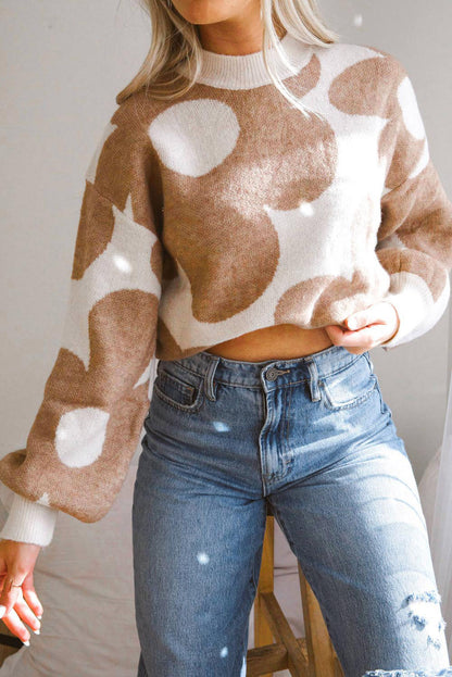 Khakifarbener pullover mit großem blumenmuster und hängenden schultern