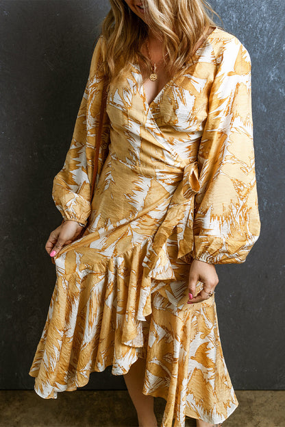 Gelbes v-ausschnitt-wickelkleid mit spitze und geblümten ärmeln