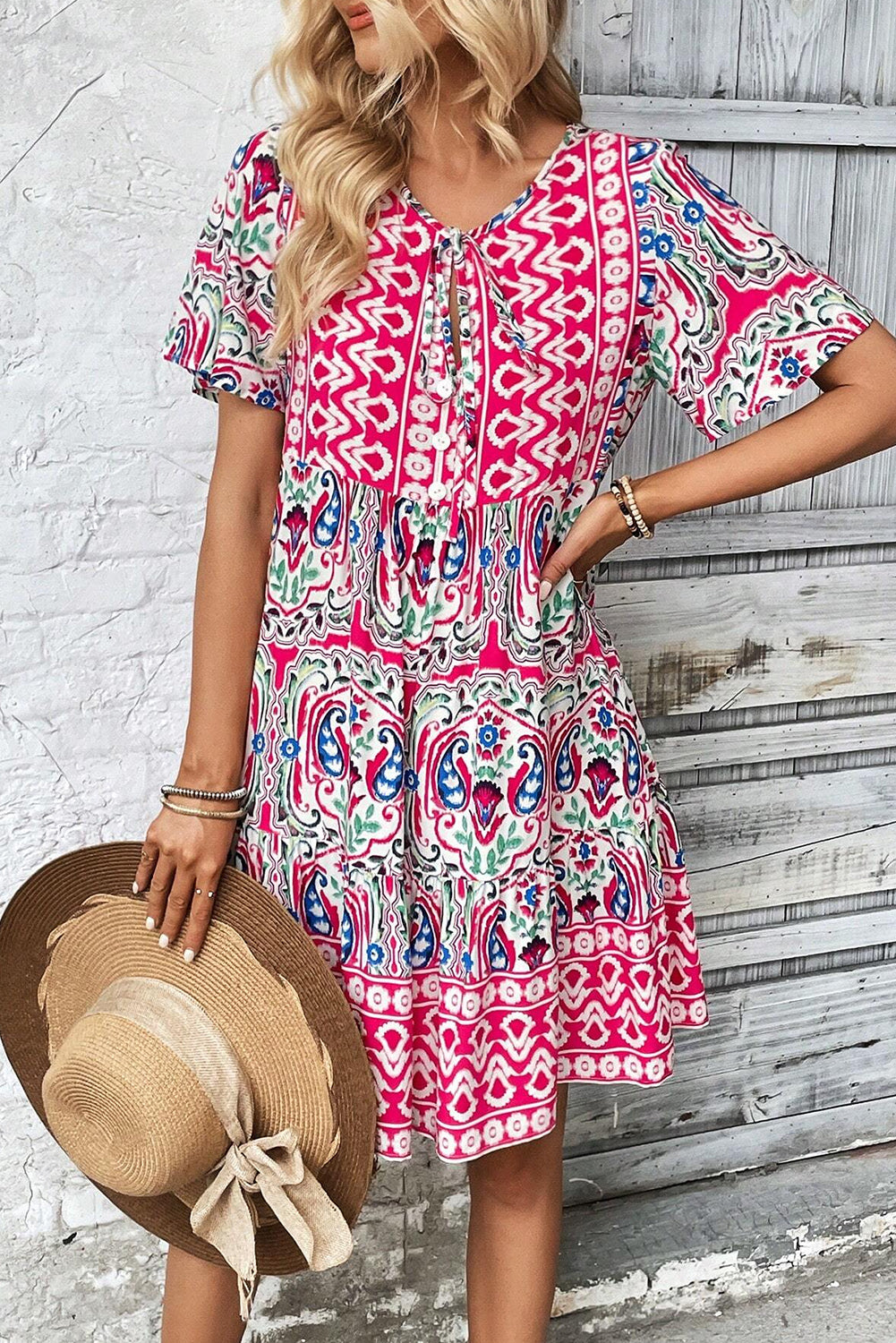 Rosa bohemian print krawattenausschnitt rüschensaum kurzes kleid