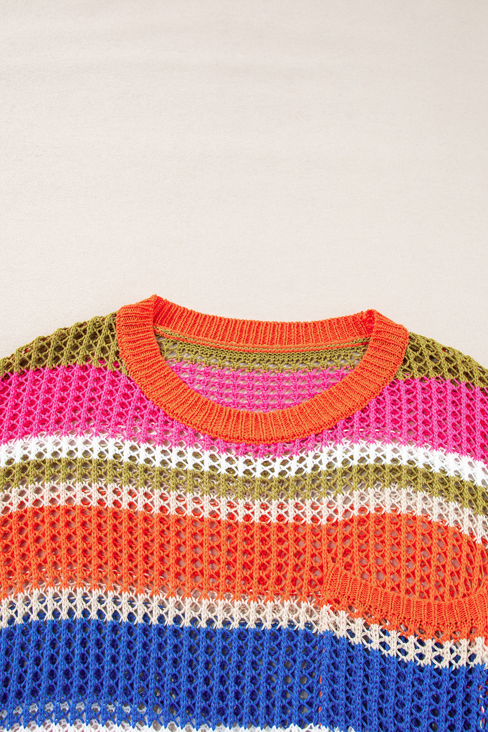 Orange gestreifter colorblock pullover mit 3/4-ärmeln aus gehäkeltem material
