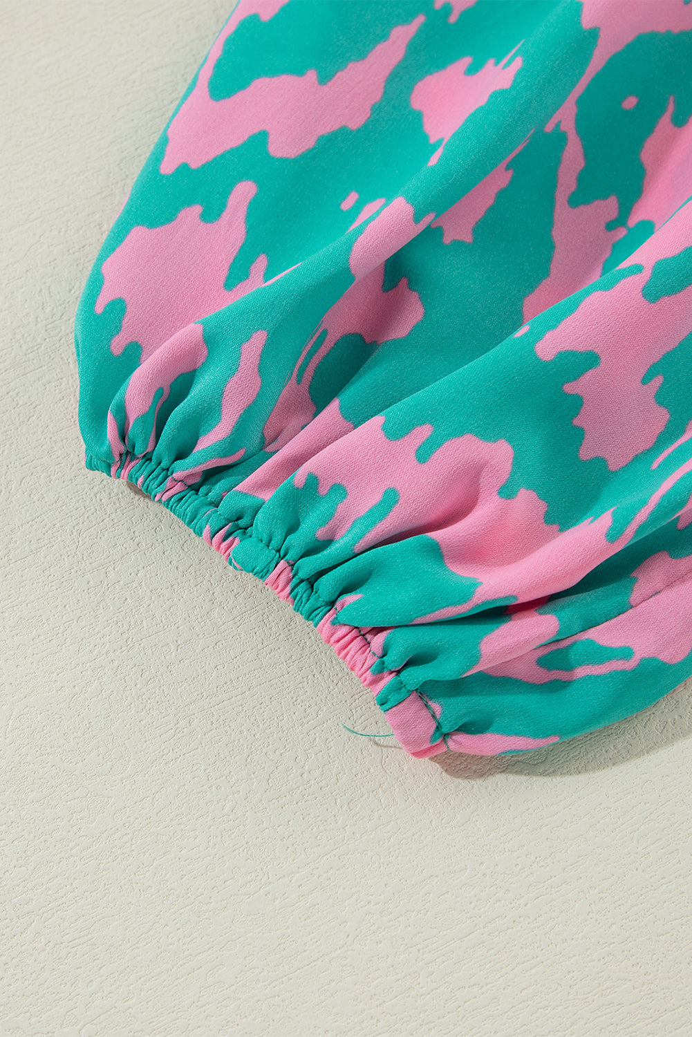 Grünes abstraktes Kleid mit Puffärmeln und geknotetem Halsausschnitt