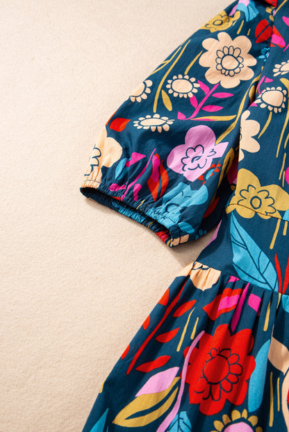 Grünes retro-maxikleid mit blumenmuster und geteiltem ausschnitt