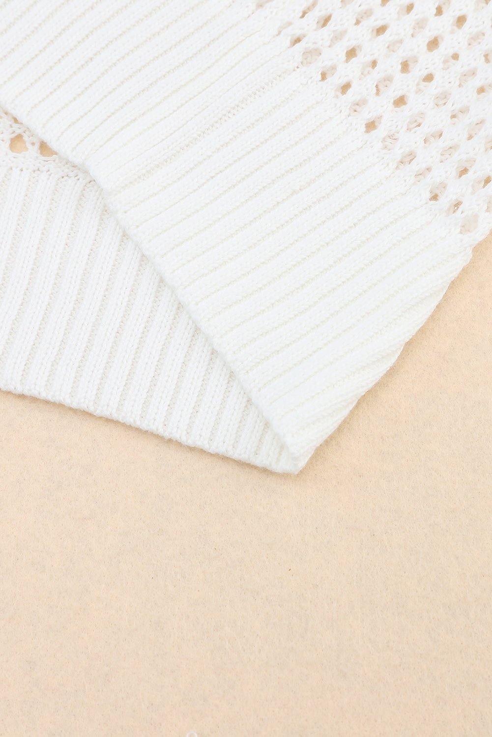 Weißer, hohl gestrickter pullover mit lockerem v-ausschnitt