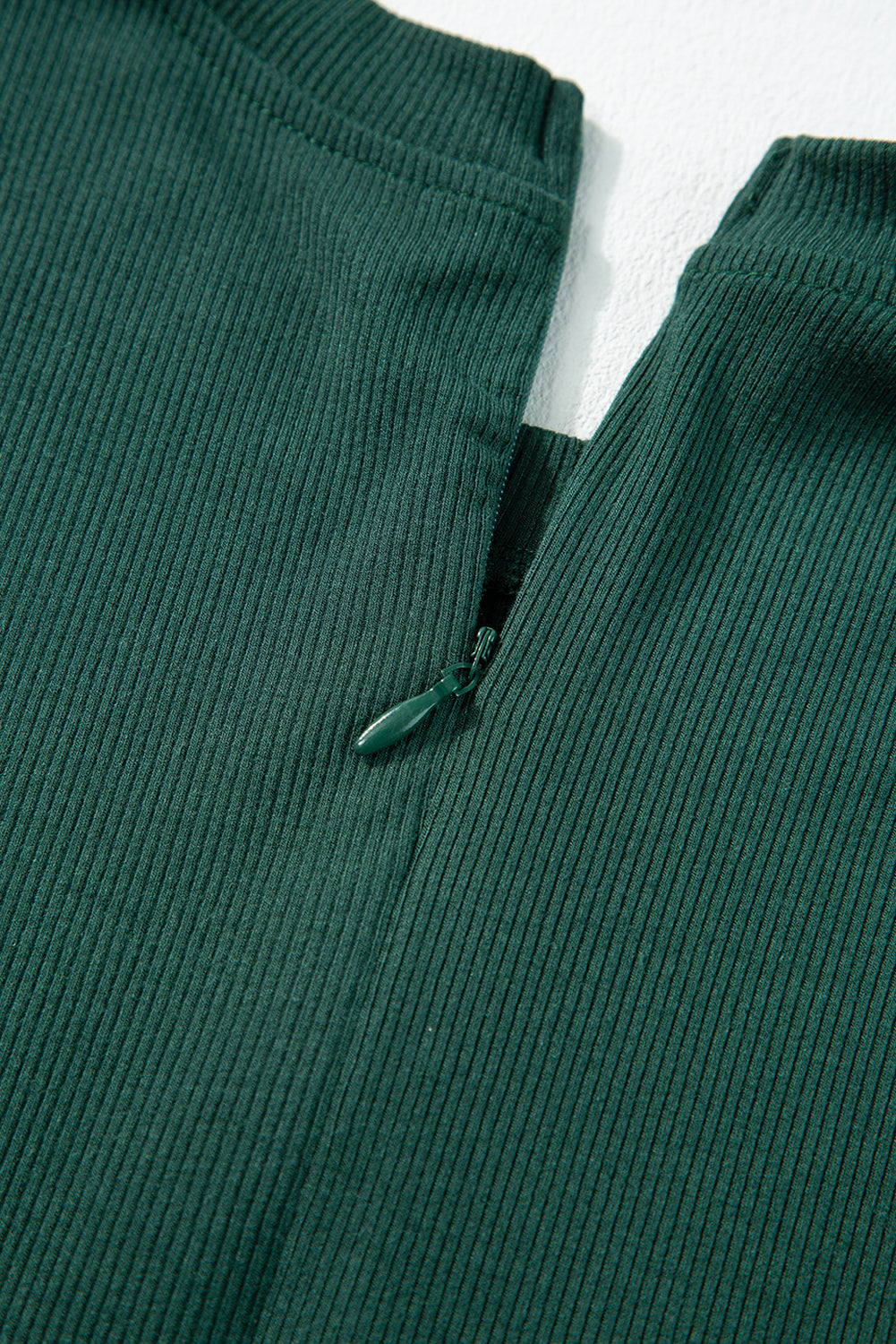 Schwarzgrüner ärmelloser jumpsuit mit weitem bein und geschnürter taille