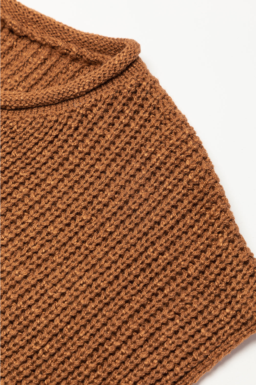 Kamelfarbenes pulloverkleid mit kurzen ärmeln und v-ausschnitt