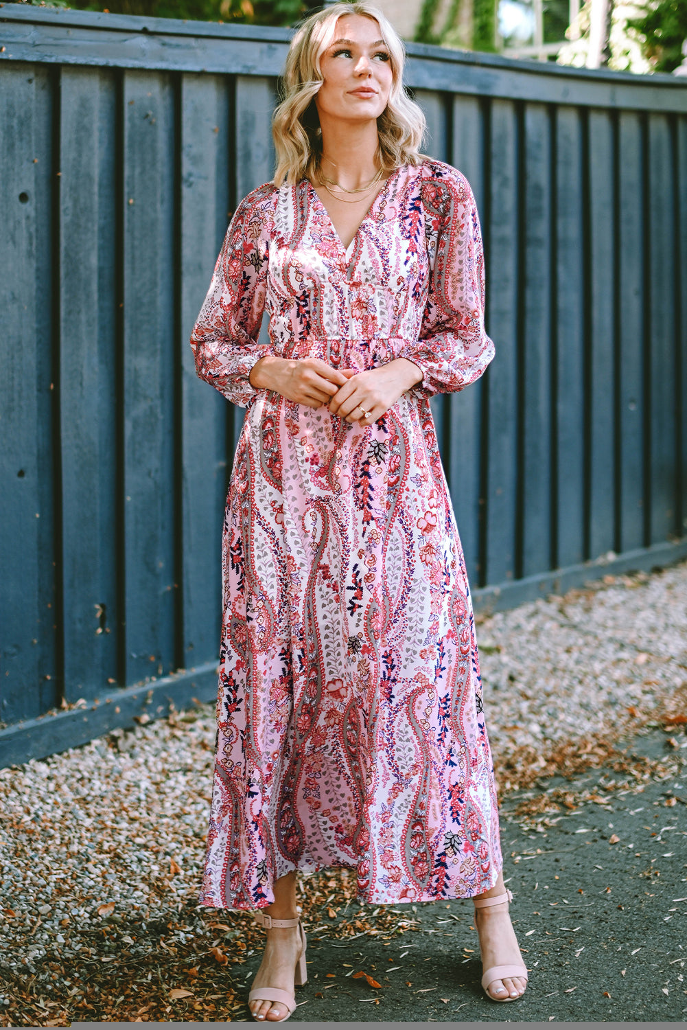 Mehrfarbiges boho paisley print v-ausschnitt maxikleid mit empire-taille