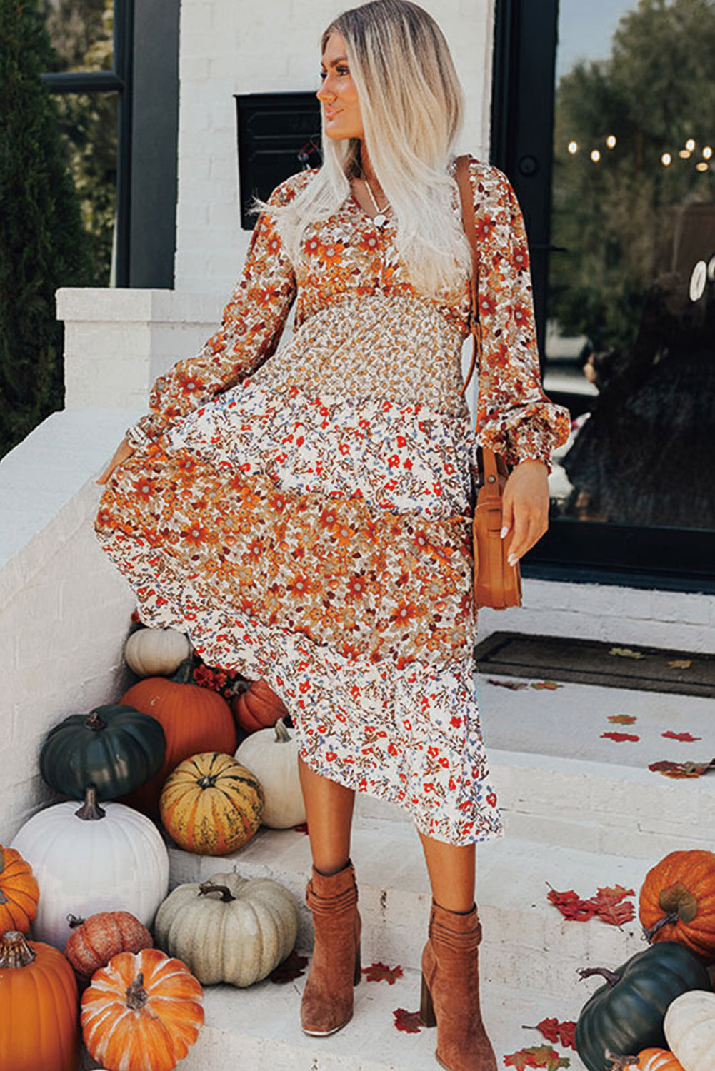 Khakifarbenes langarm-midikleid mit blumenmuster und gerafftem v-ausschnitt