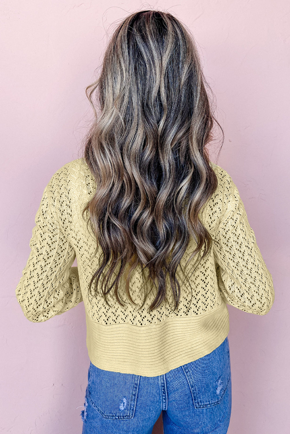 Gelbe creme pointelle-strickjacke mit offener vorderseite