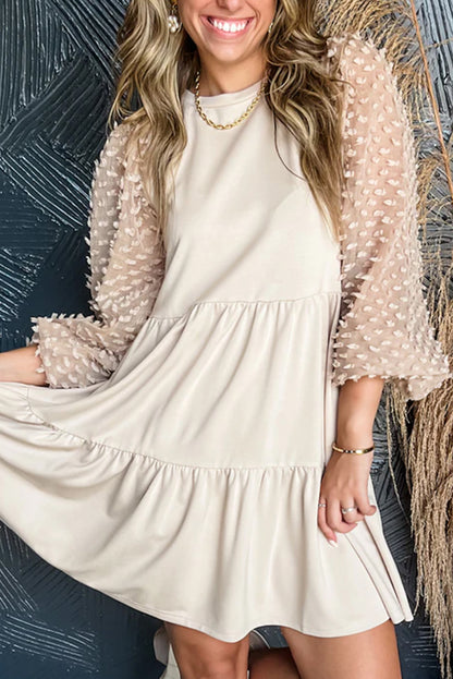 Beige verschönertes kleid mit puffärmeln und gestufter a-linie