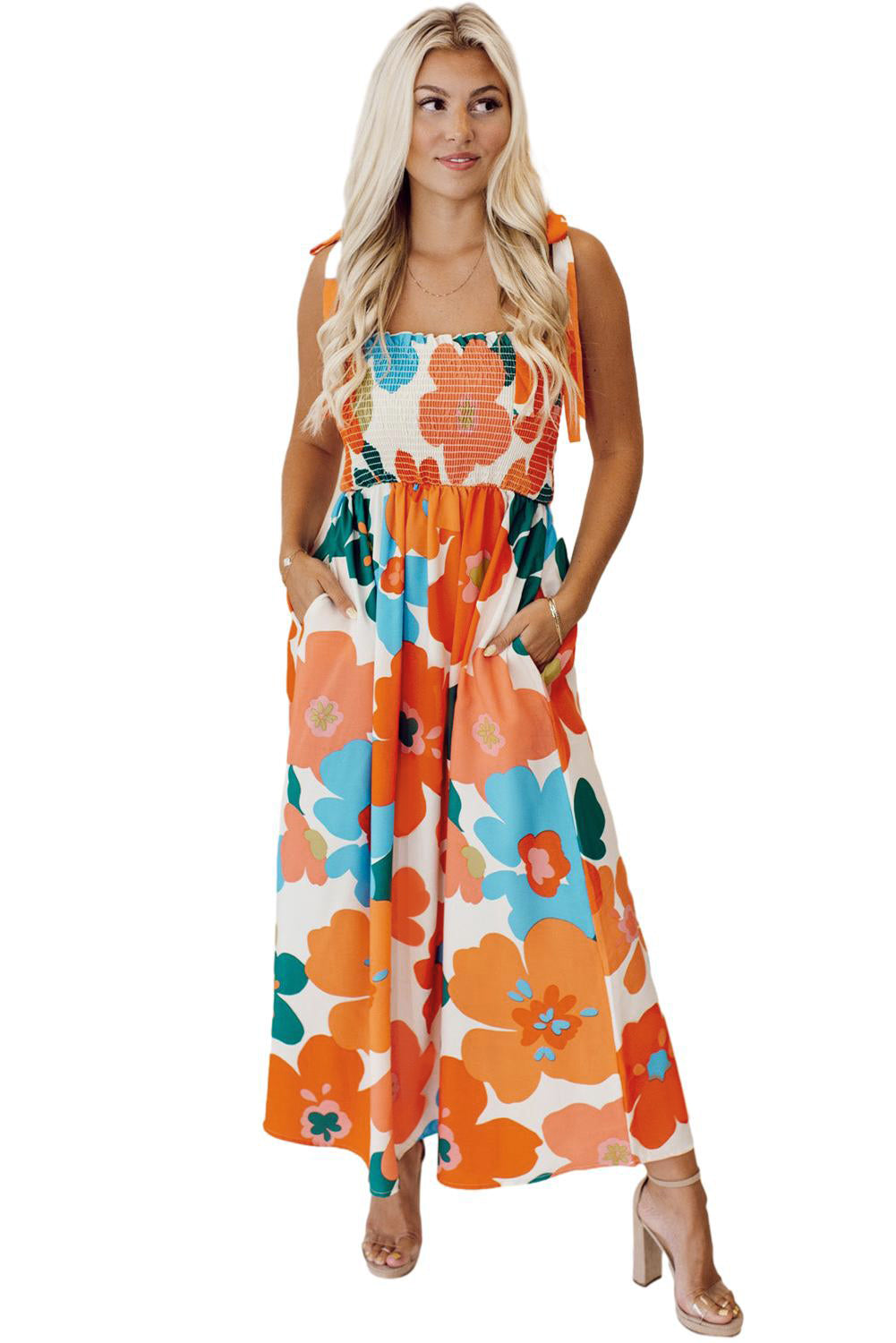 Orangefarbenes maxikleid mit selbstgebundenen trägern und gesmokter oberweite
