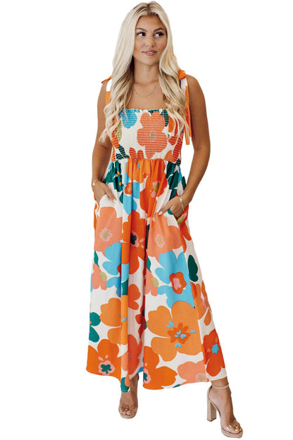 Orangefarbenes maxikleid mit selbstgebundenen trägern und gesmokter oberweite
