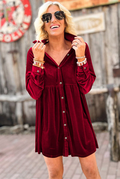 Feurig rotes kleid mit langen ärmeln und rüschen aus samt mit knopfleiste