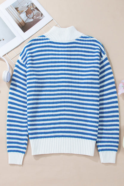 Himmelblauer streifen-pullover mit reißverschluss und schultertasche