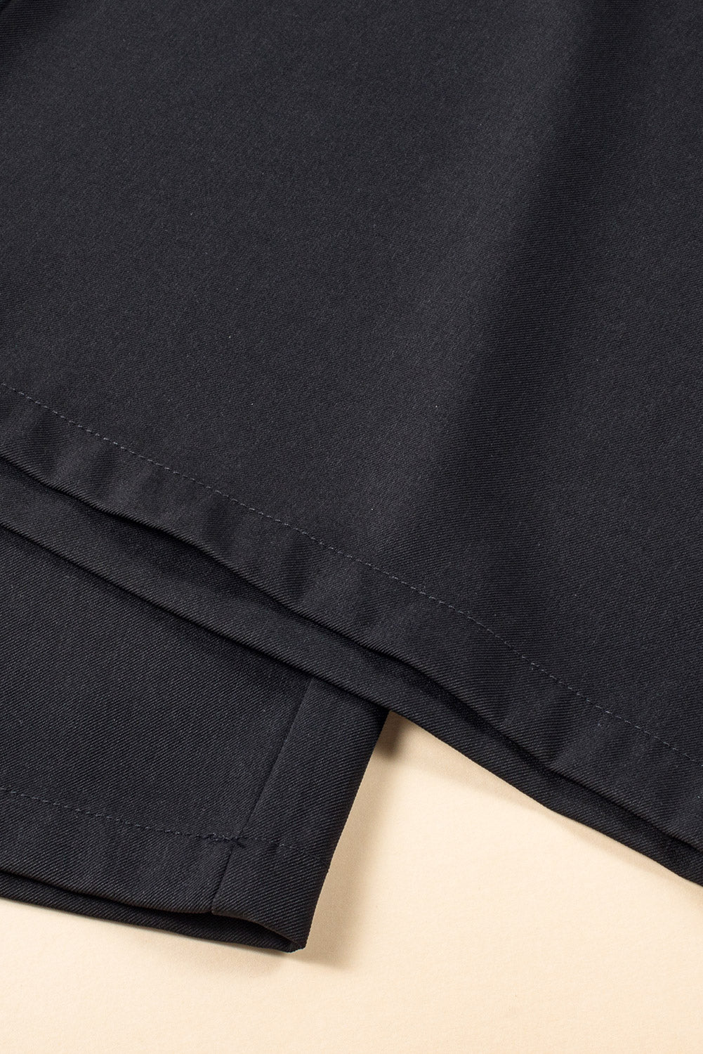 Schwarze plissierte elegante hose mit weitem bein