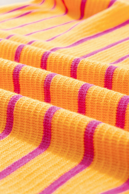 Orangefarbener gestreifter pullover mit rundhalsausschnitt und losen schultern