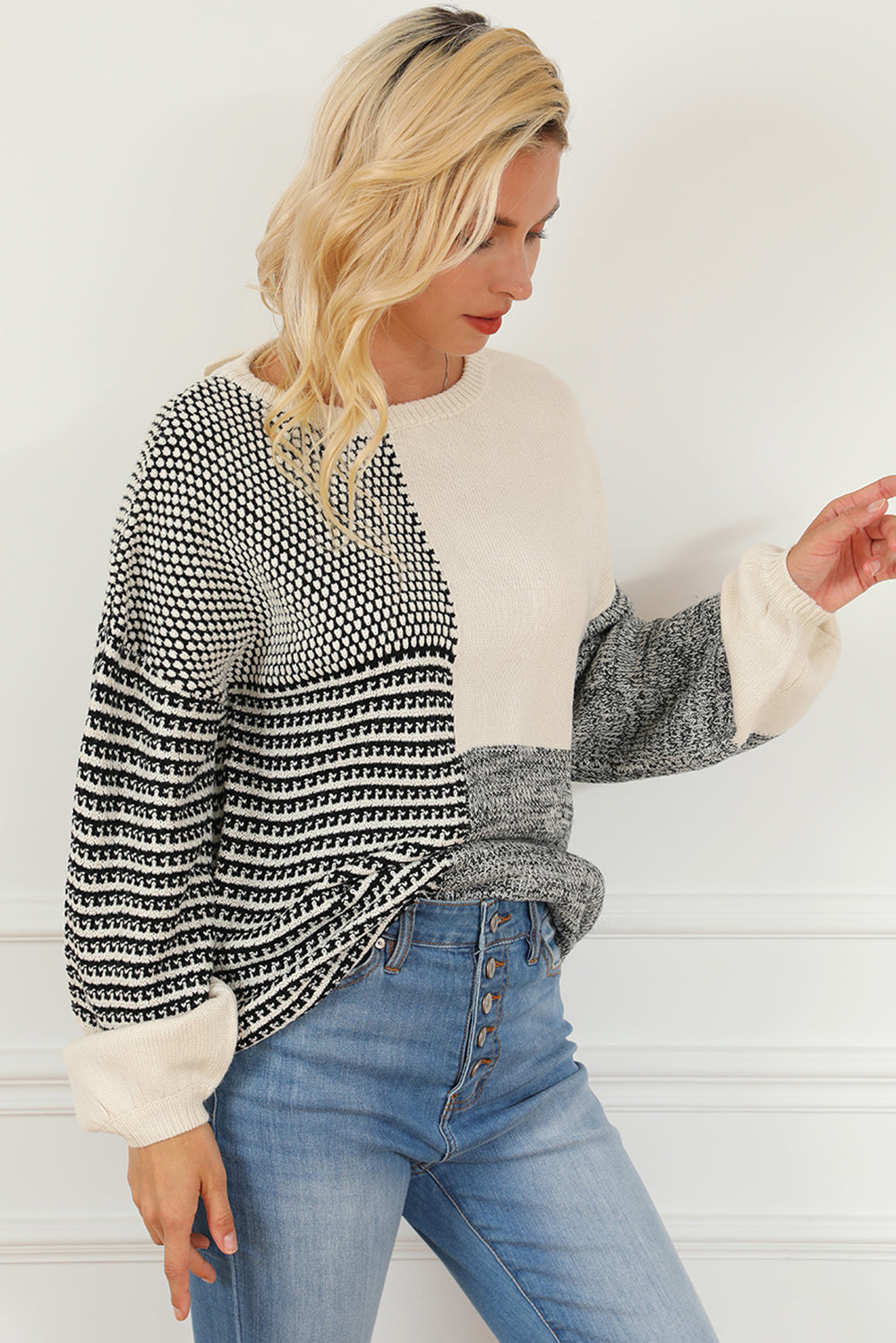Schwarzer neutraler colorblock pullover zum binden