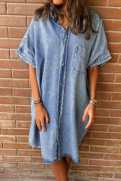 Hellblaues lockeres Hemd mit kurzen Ärmeln und mittlerer Waschung Chambray-Kleid