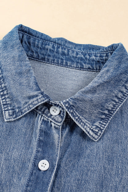 Blaue mineralwaschung ärmelbündchen mit ausgefranstem saum denim-kleid