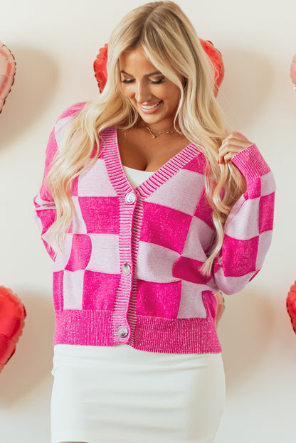 Rosa karierte strickjacke mit v-ausschnitt und geknöpften schultern