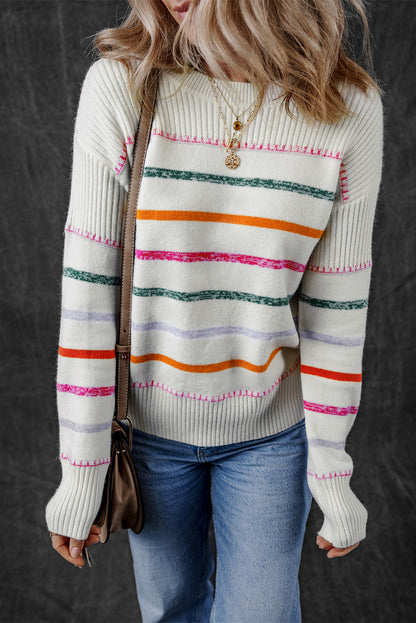 Weißer bunt gestreifter pullover mit rippstrickmuster