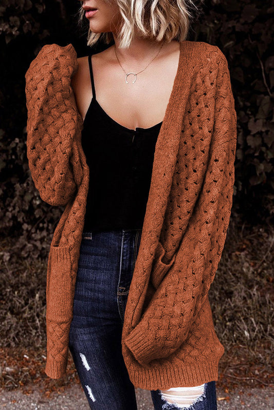 Brauner strickcardigan mit offener vorderseite und gewebter textur und taschen