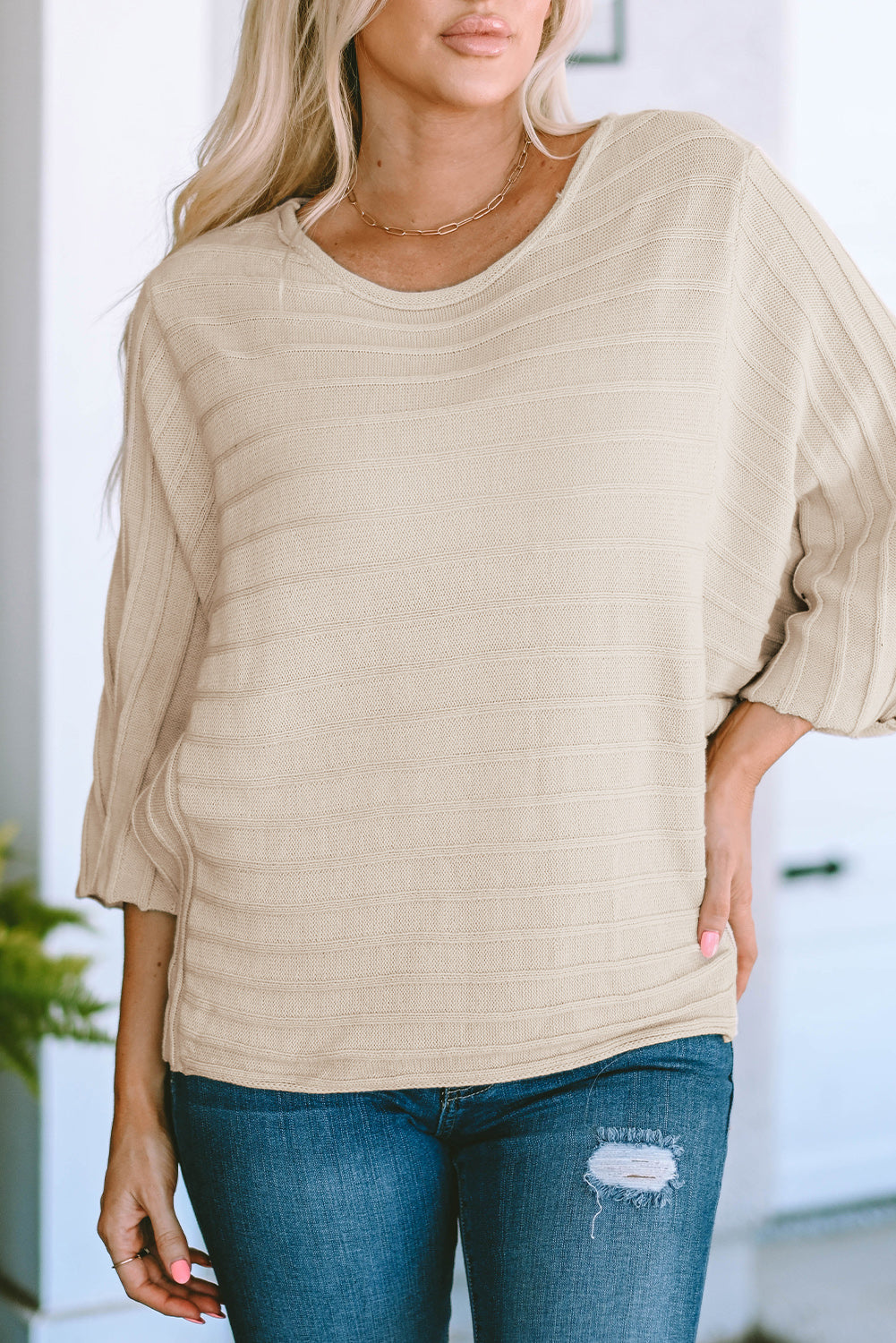 Aprikosenfarbener rippenstrickpullover mit offener naht