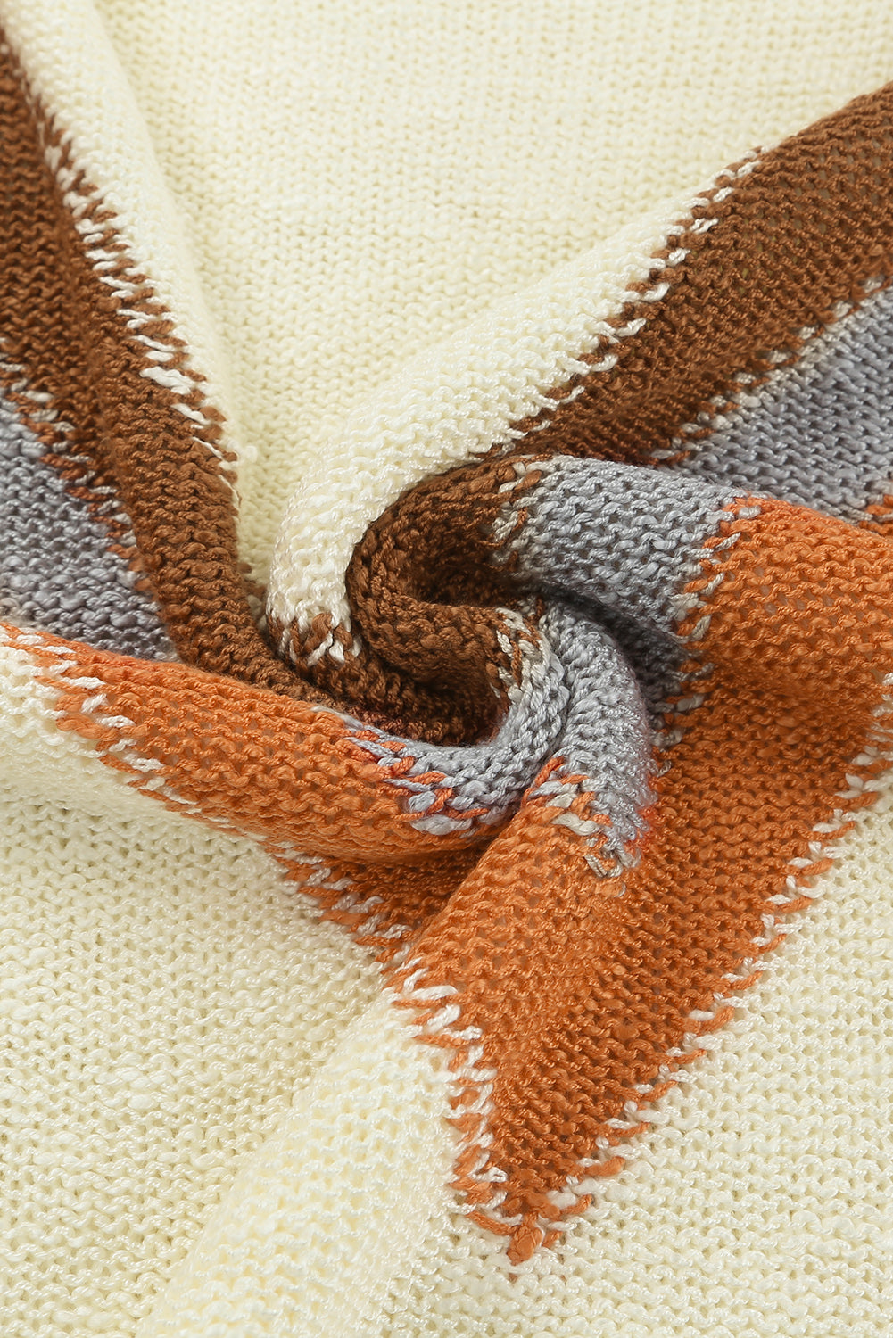 Beigefarbener pullover mit gestreiften schultern und chevronmuster